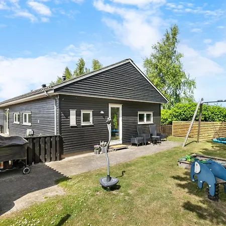 Anouk - 700m From The Sea By Interhome